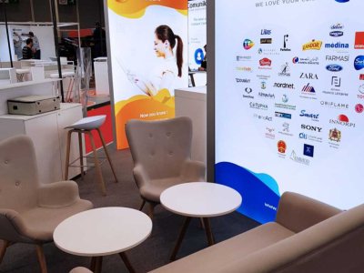 Boostez la visibilité de votre stand grâce au caisson lumineux